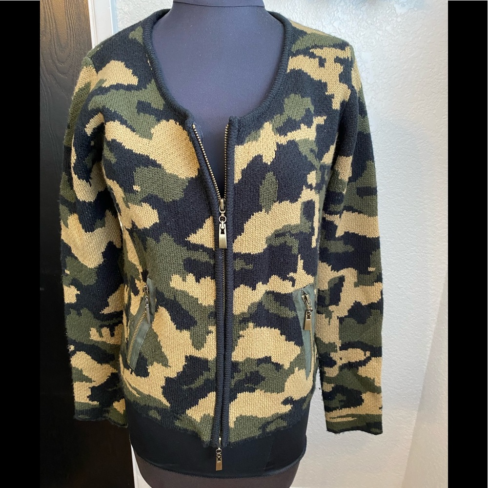 Lumiere Zippered Camo Sweater S